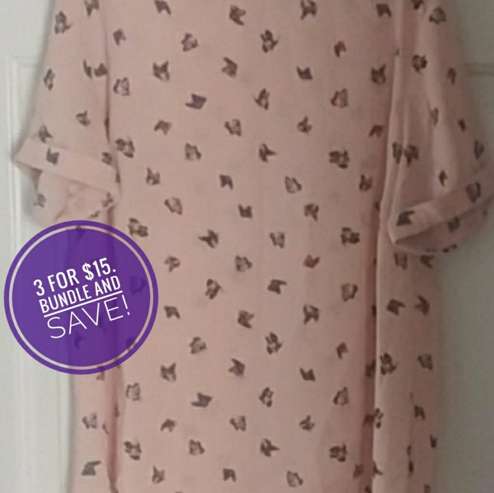 🌸 3 for $15! Pink shirt